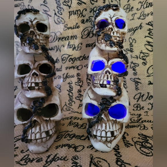 Gently used lot of 2 Halloween light up triple skulls they light u - Picture 4 of 8